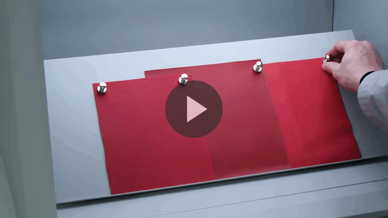 Zoptymalizuj swoje oceny barwy za pomocą stojaka o zmiennym kącie oglądania do komory świetlnej Judge LED.